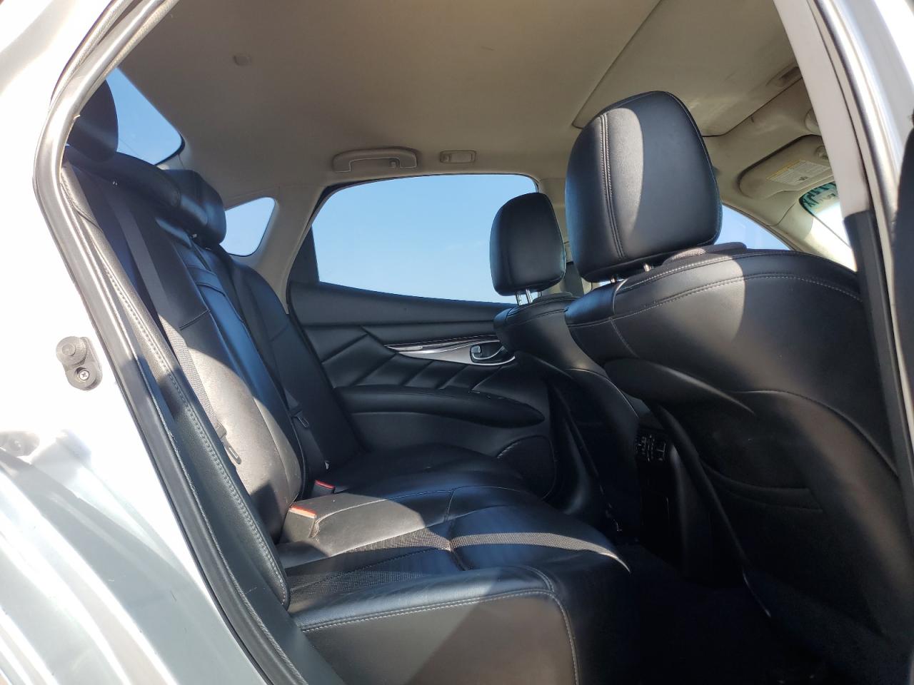 2011 Infiniti M - Image 10