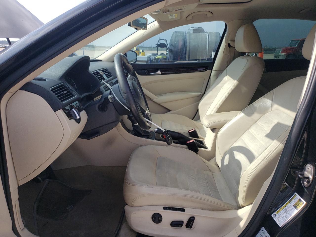 2014 Volkswagen Passat - Image 7