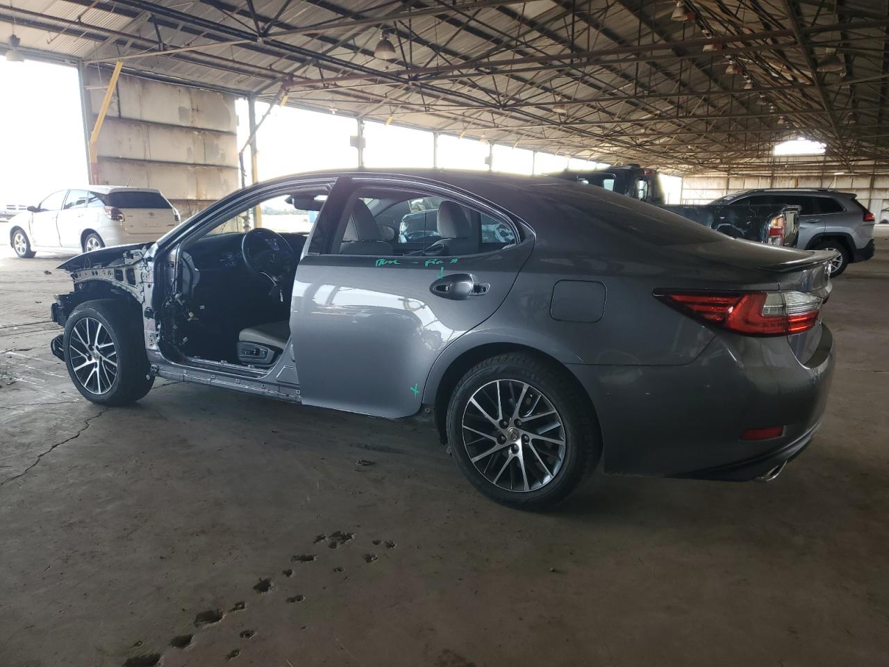2016 Lexus ES - Image 2
