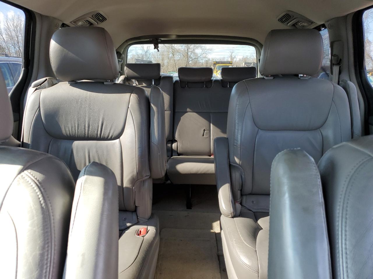 2005 Toyota Sienna - Image 10