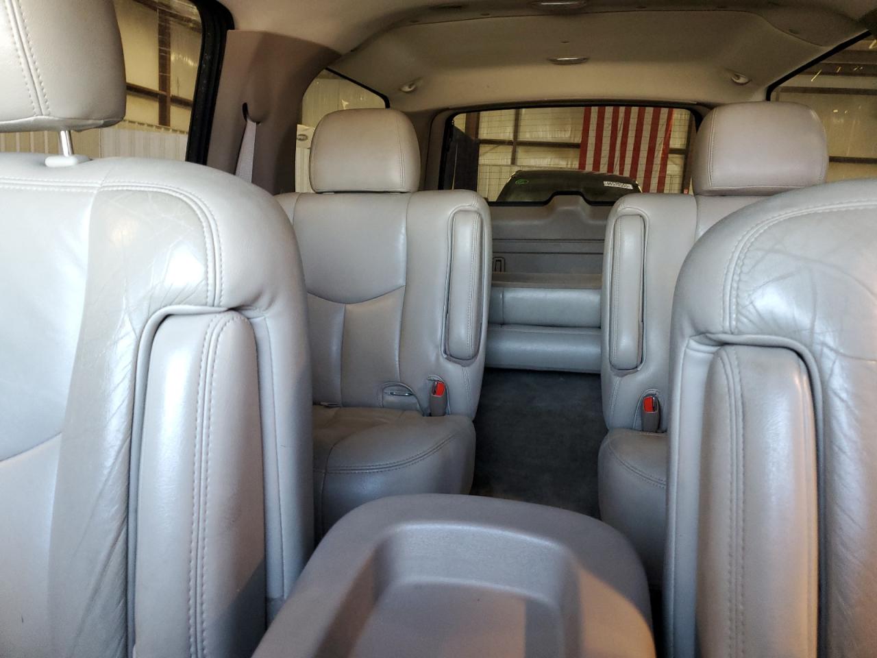 2004 Chevrolet Suburban - Image 10