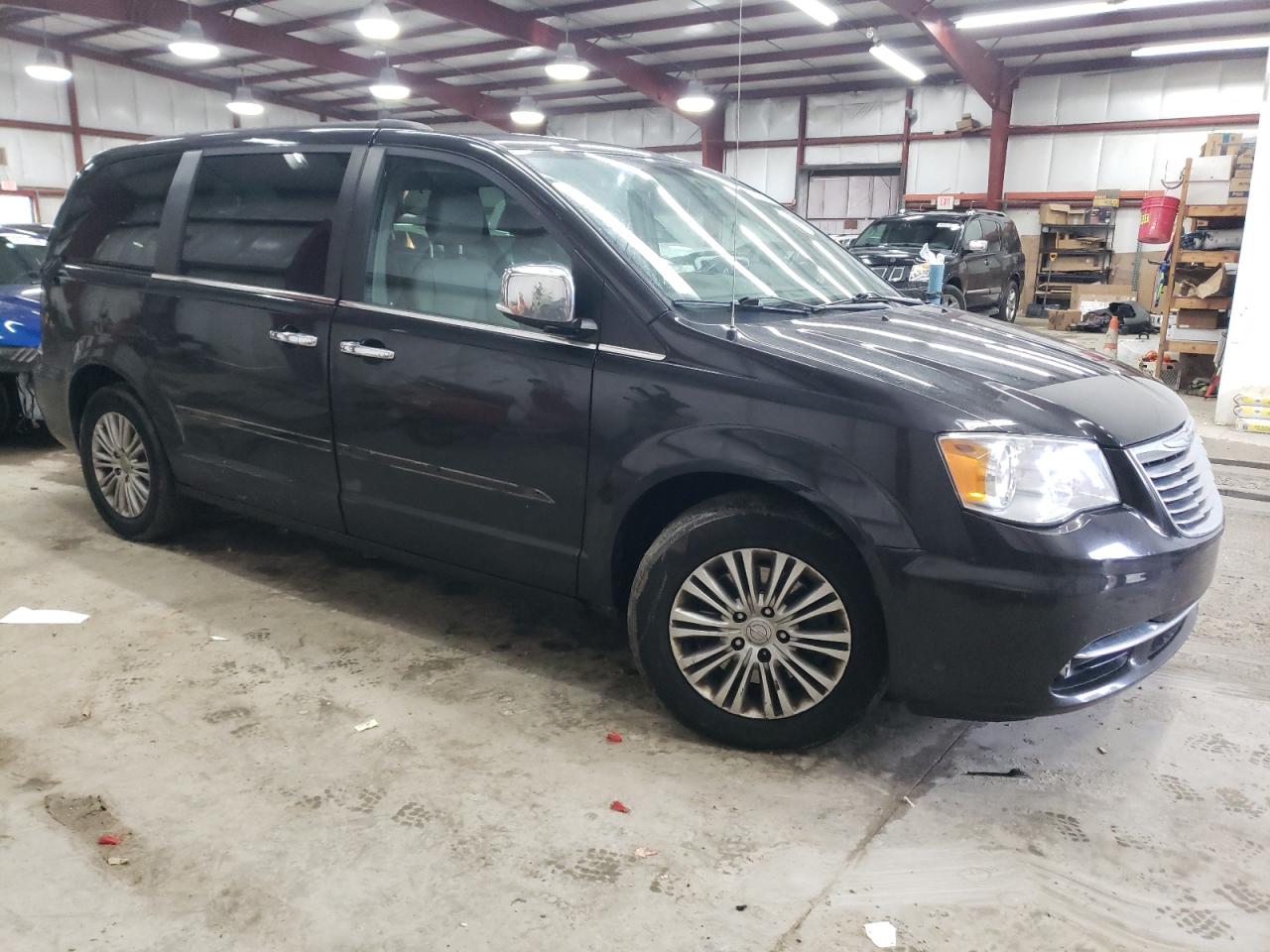 2015 Chrysler Town & Country - Image 4