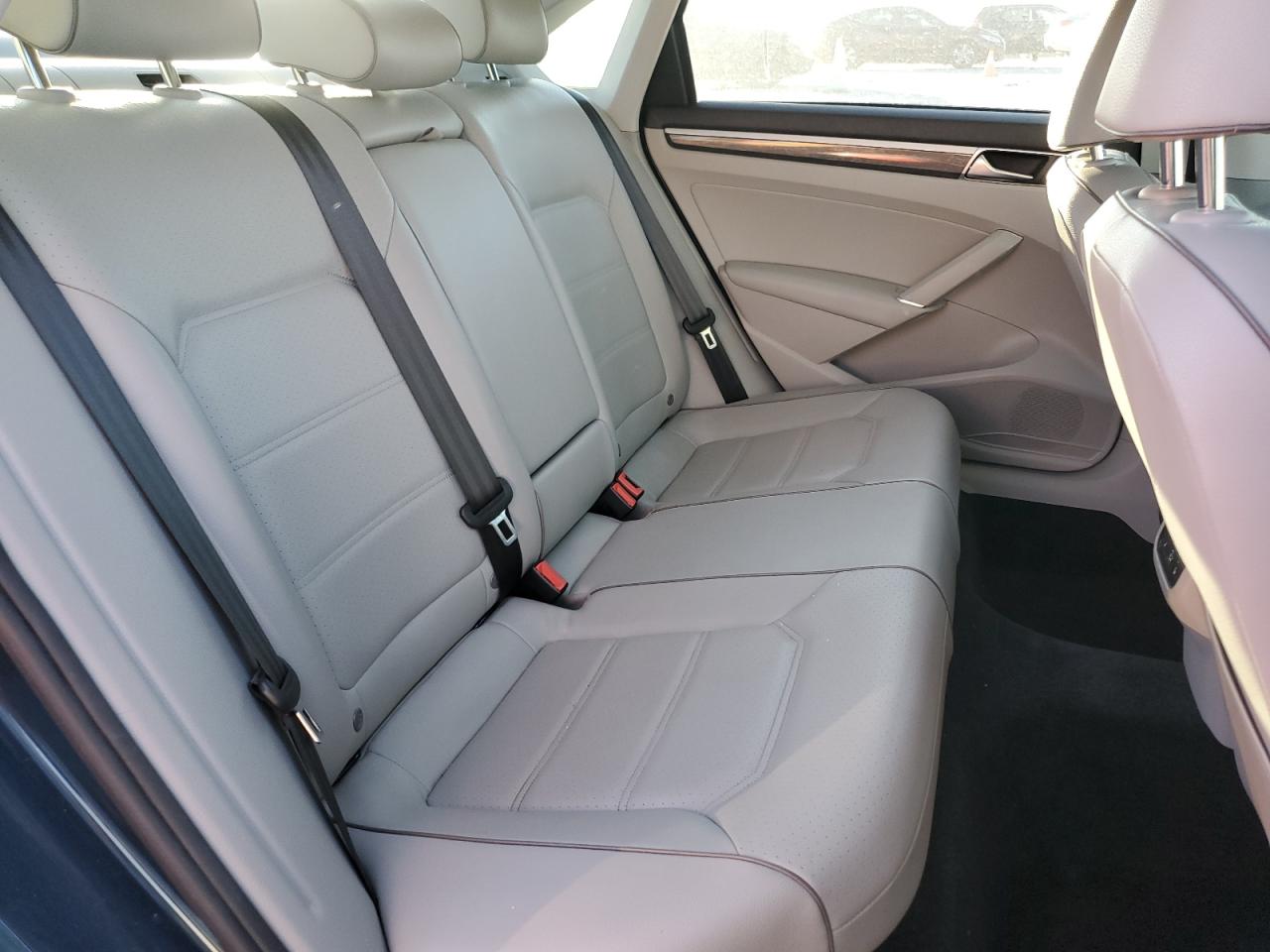 2018 Volkswagen Passat - Image 10