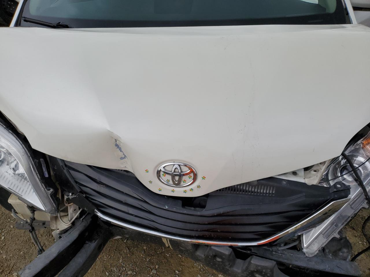 2011 Toyota Sienna - Image 12