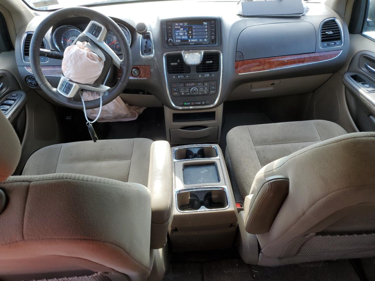 2016 Chrysler Town & Country - Image 8