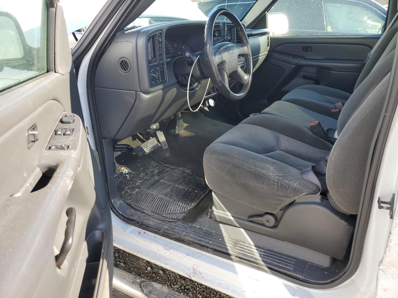 2004 Chevrolet Silverado - Image 8