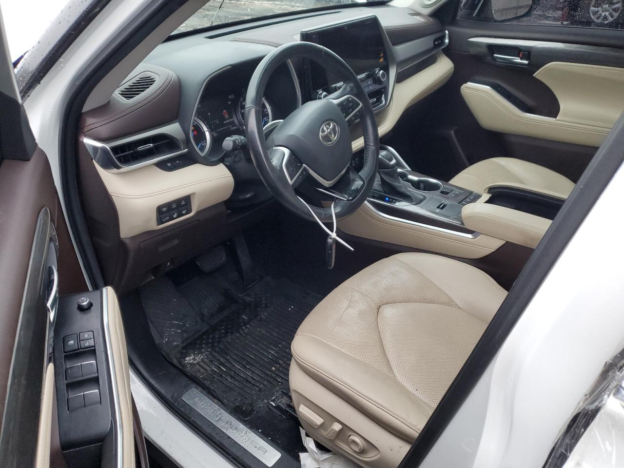 2022 Toyota Highlander - Image 8