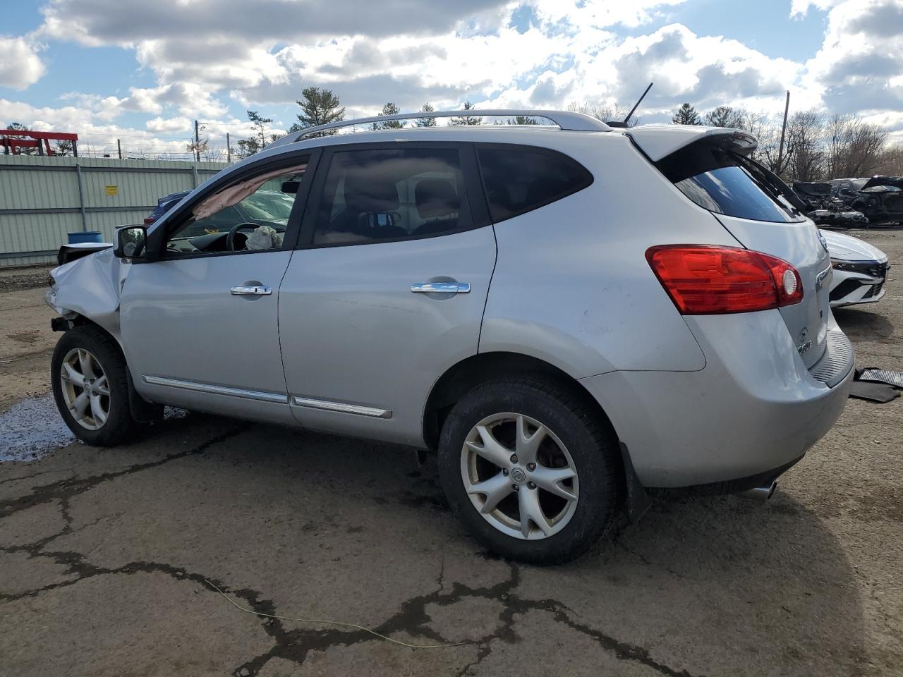 2011 Nissan Rogue - Image 2
