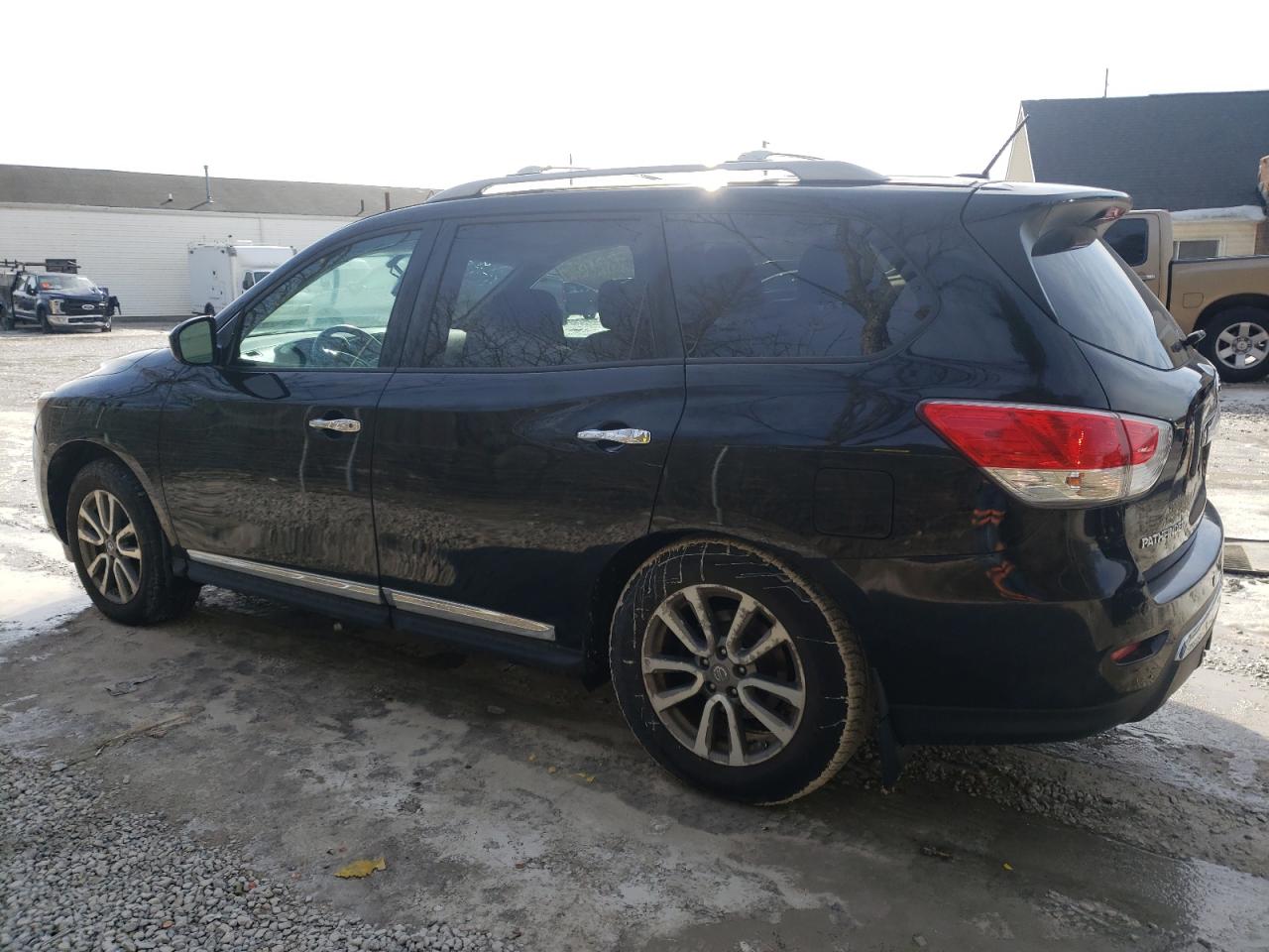 2013 Nissan Pathfinder - Image 2