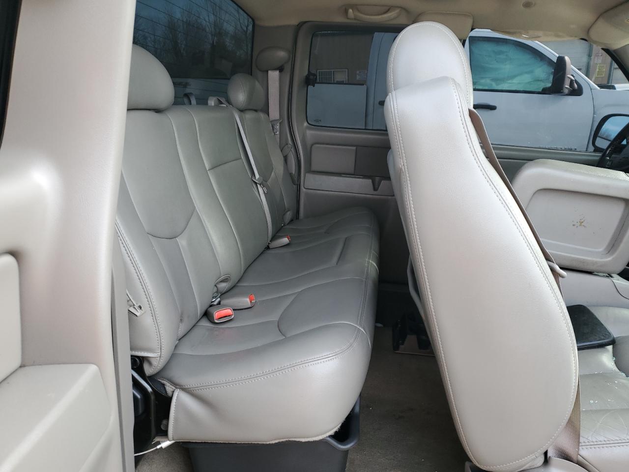 2007 Chevrolet Silverado - Image 10