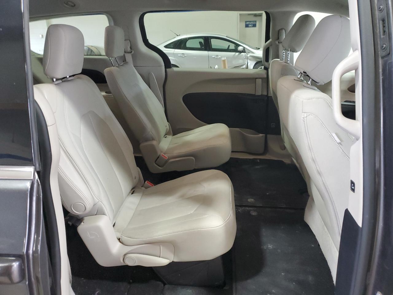 2017 Chrysler Pacifica - Image 11