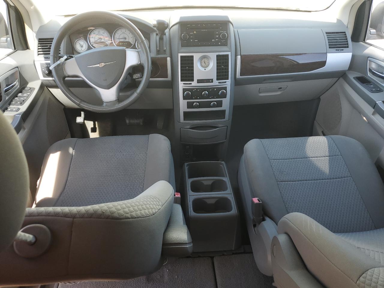 2010 Chrysler Town & Country - Image 8