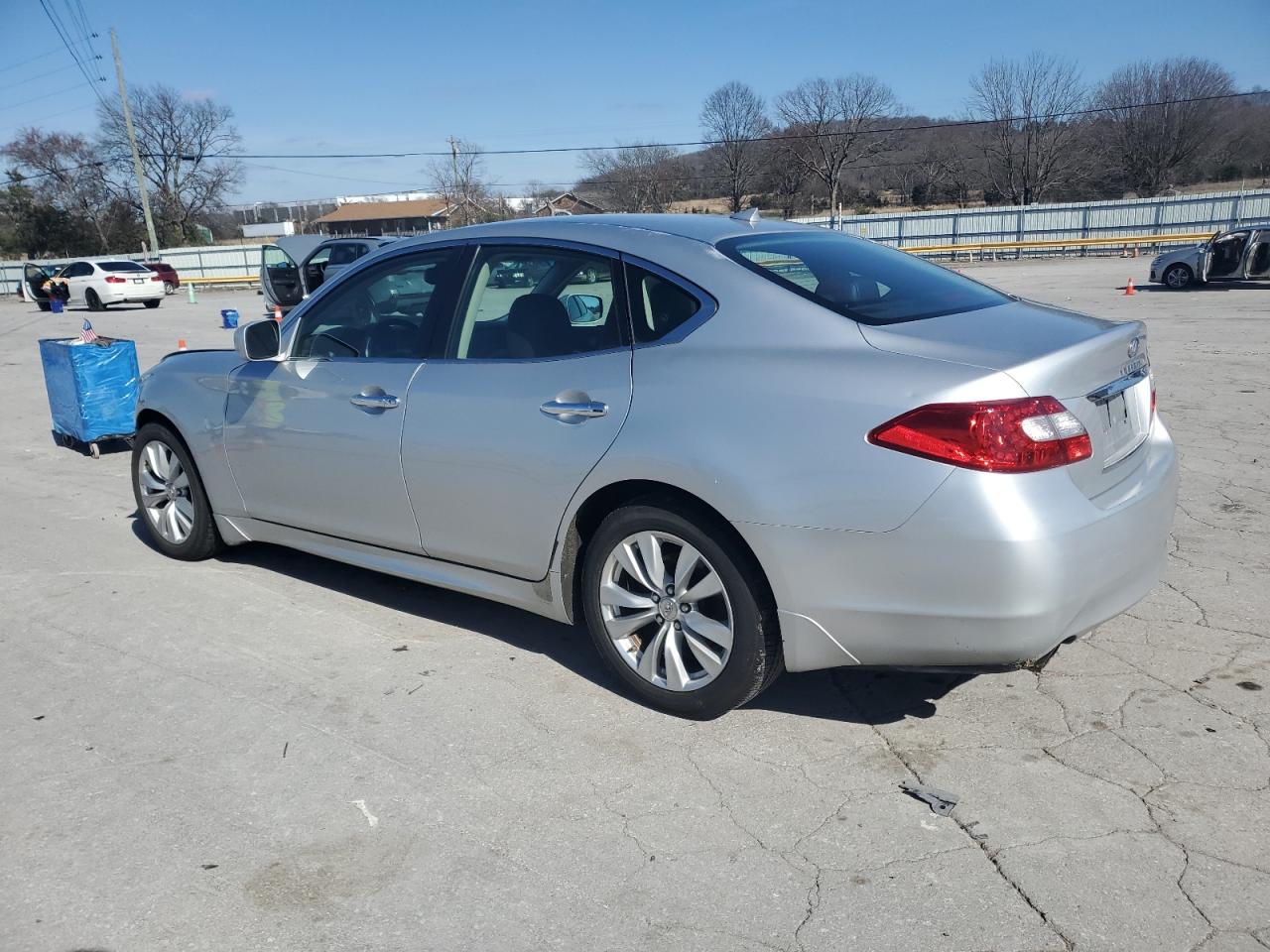 2011 Infiniti M - Image 2