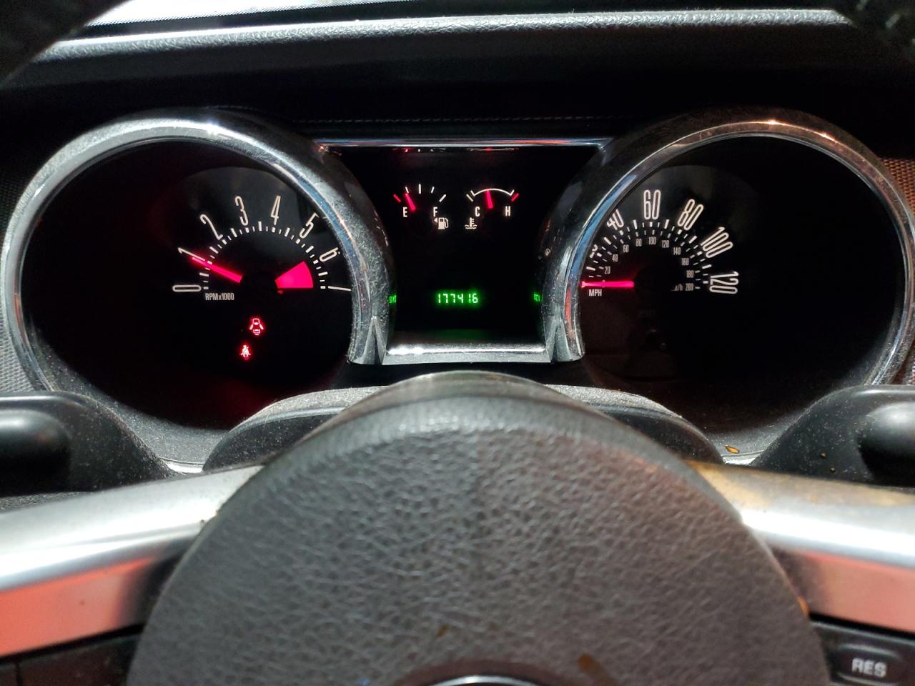 2005 Ford Mustang - Image 9