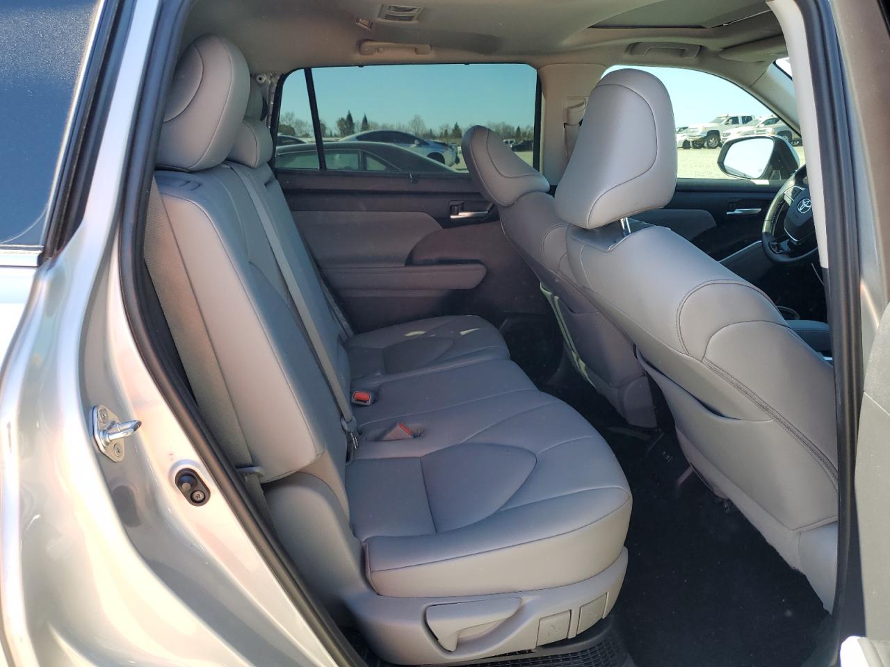2020 Toyota Highlander - Image 11