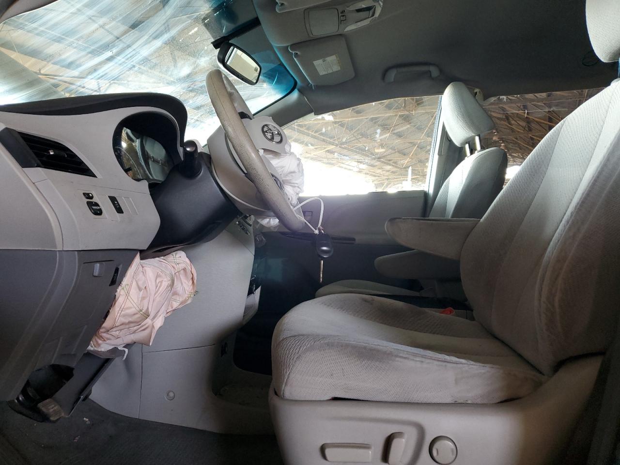 2012 Toyota Sienna - Image 7