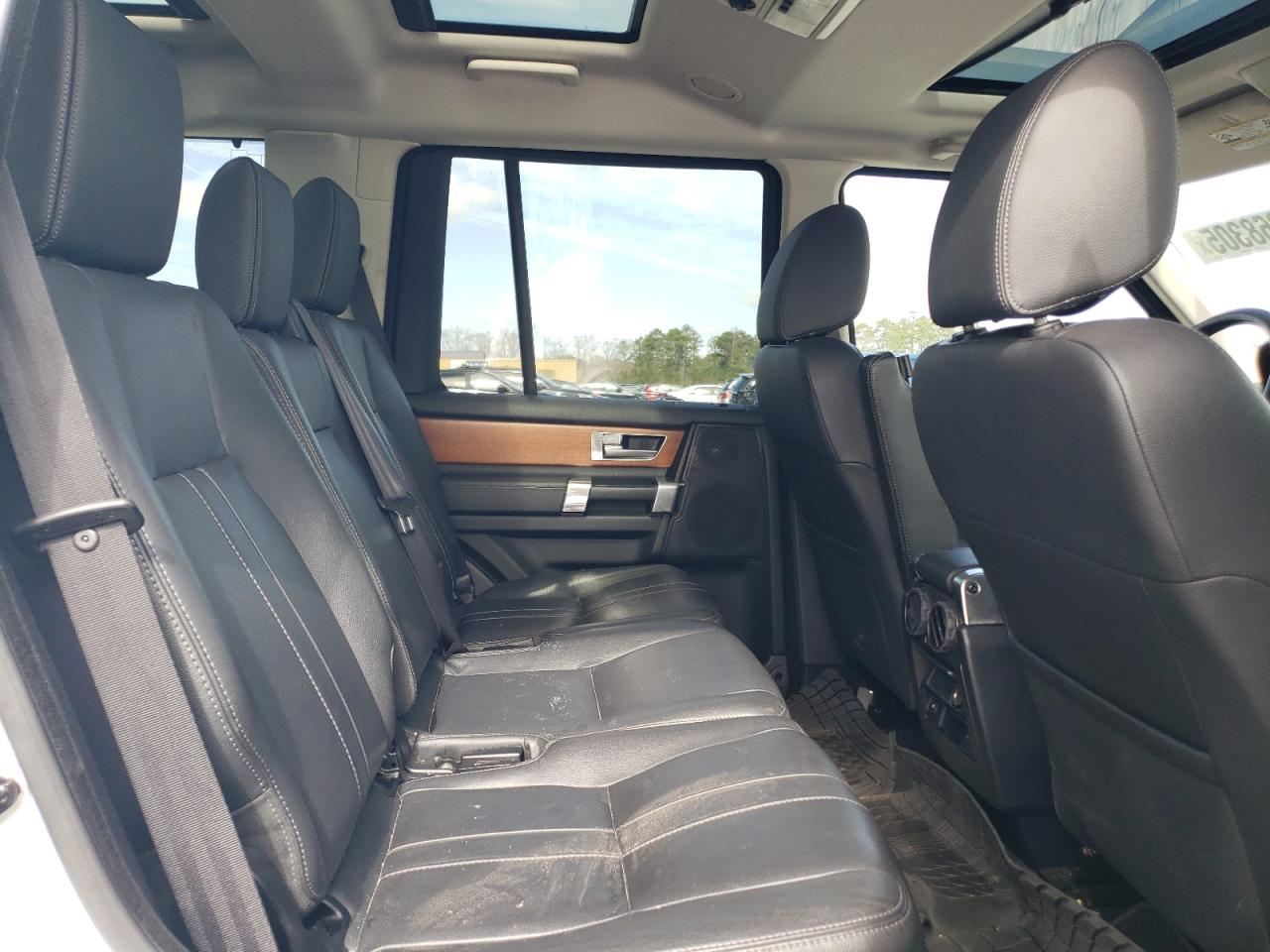 2015 Land Rover LR4 - Image 11
