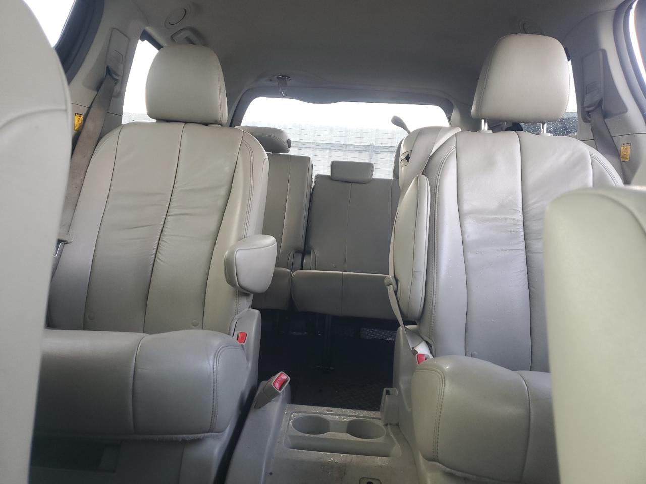 2011 Toyota Sienna - Image 10