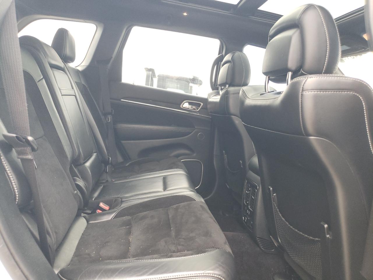 2017 Jeep Grand Cherokee - Image 11