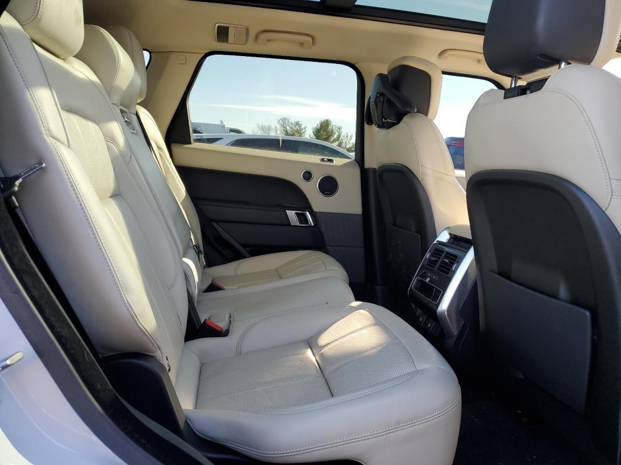 2018 Land Rover Range Rover - Image 12