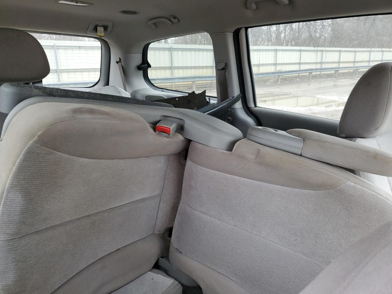 2011 Kia Sedona - Image 11