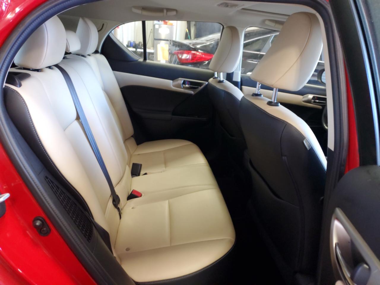 2015 Lexus CT - Image 10