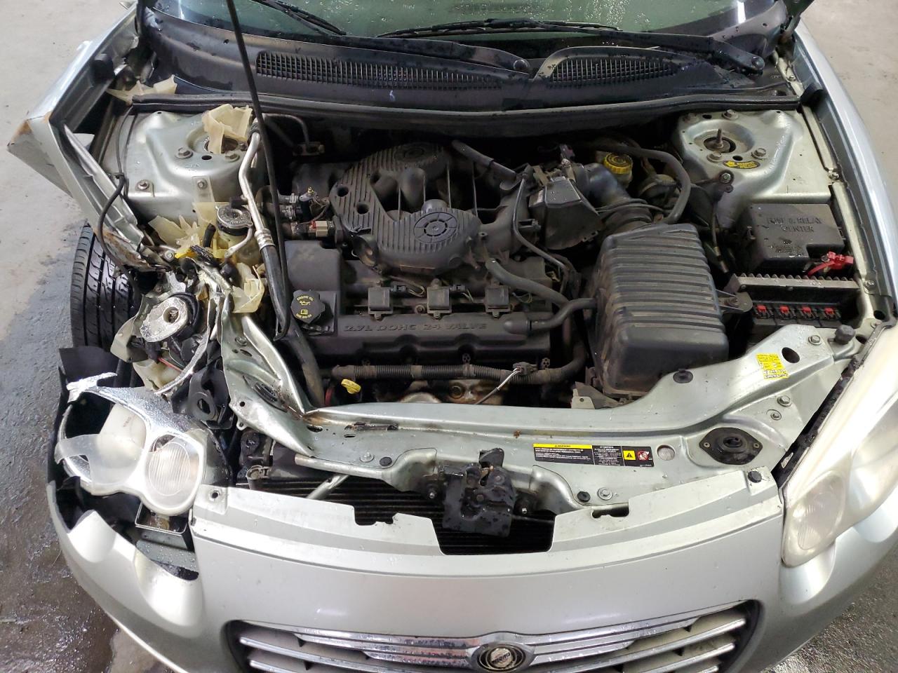2005 Chrysler Sebring - Image 12