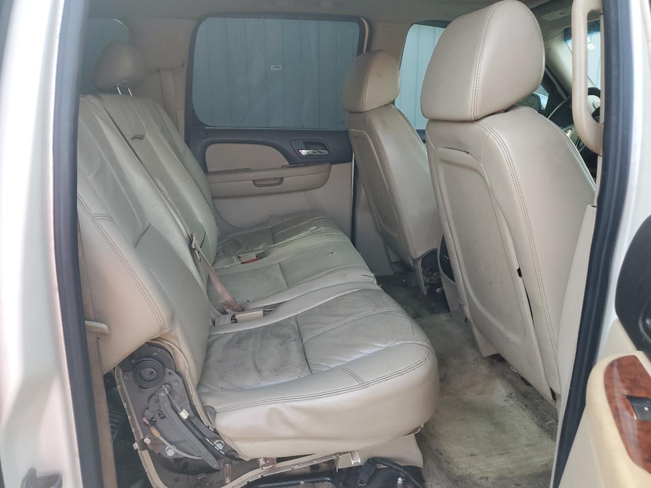2008 Chevrolet Suburban - Image 11