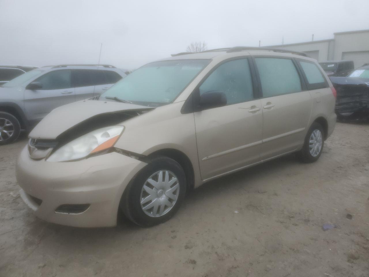 2007 Toyota Sienna Ce for Sale in Kansas City, KS - Front End