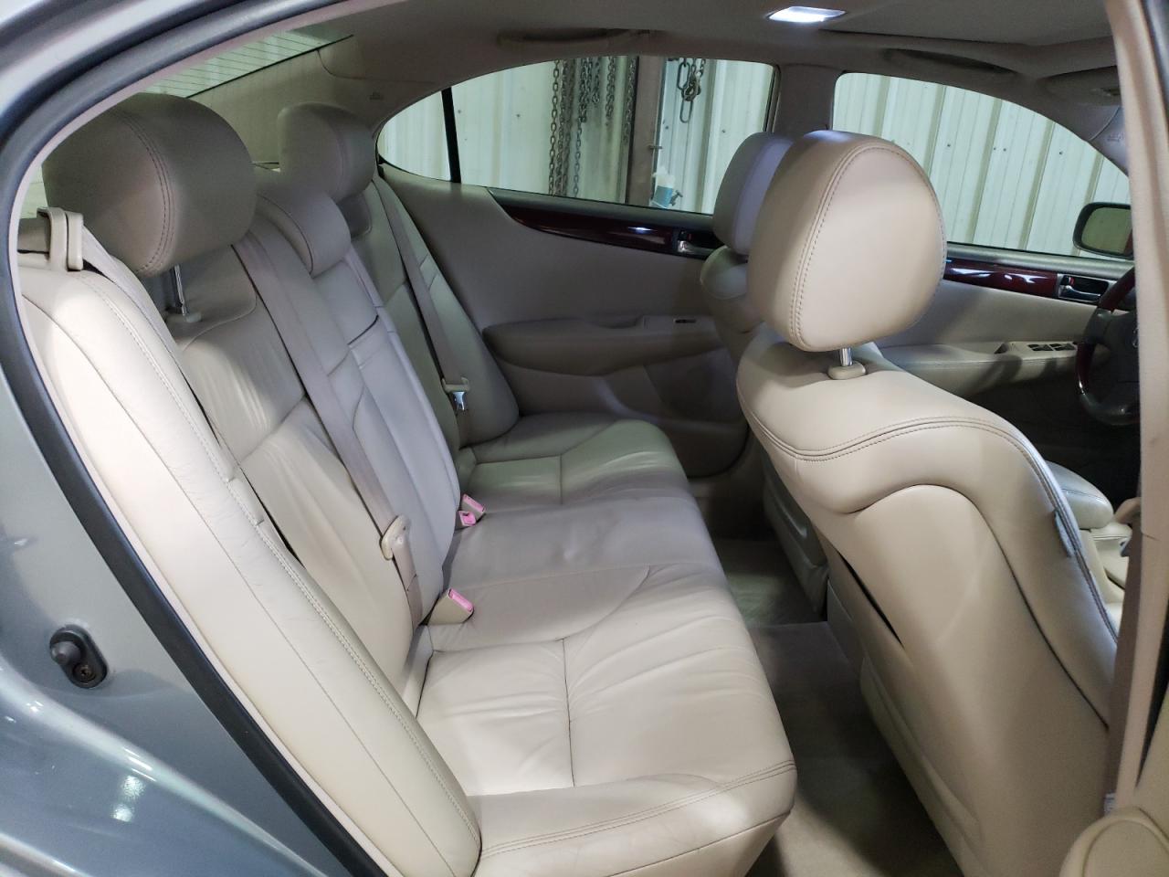 2004 Lexus ES - Image 10