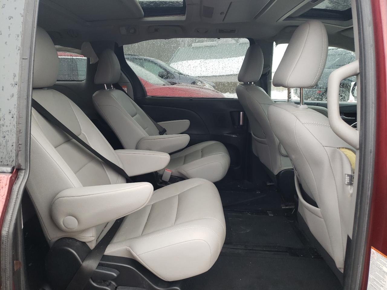 2015 Toyota Sienna - Image 11