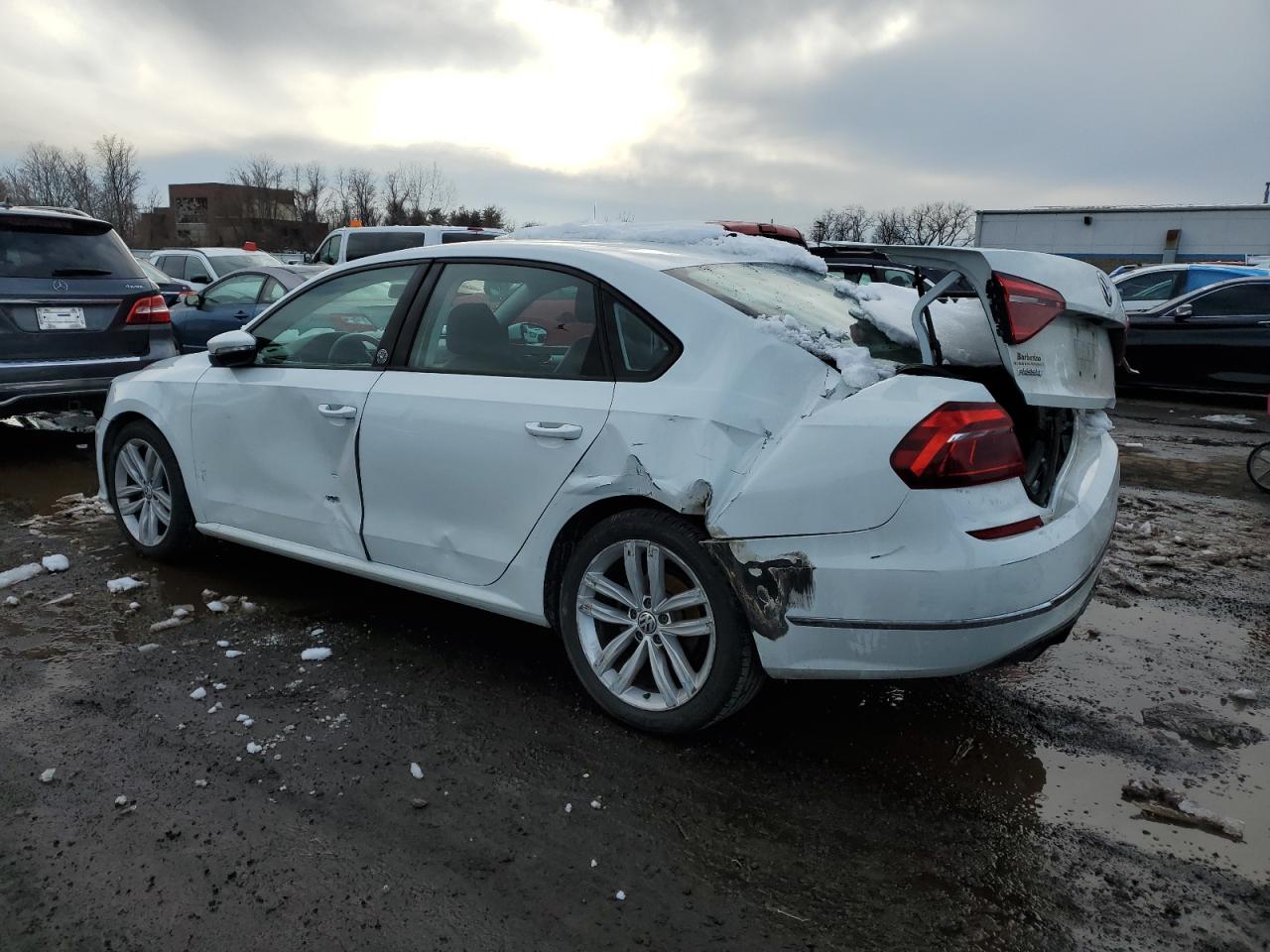 2019 Volkswagen Passat - Image 2