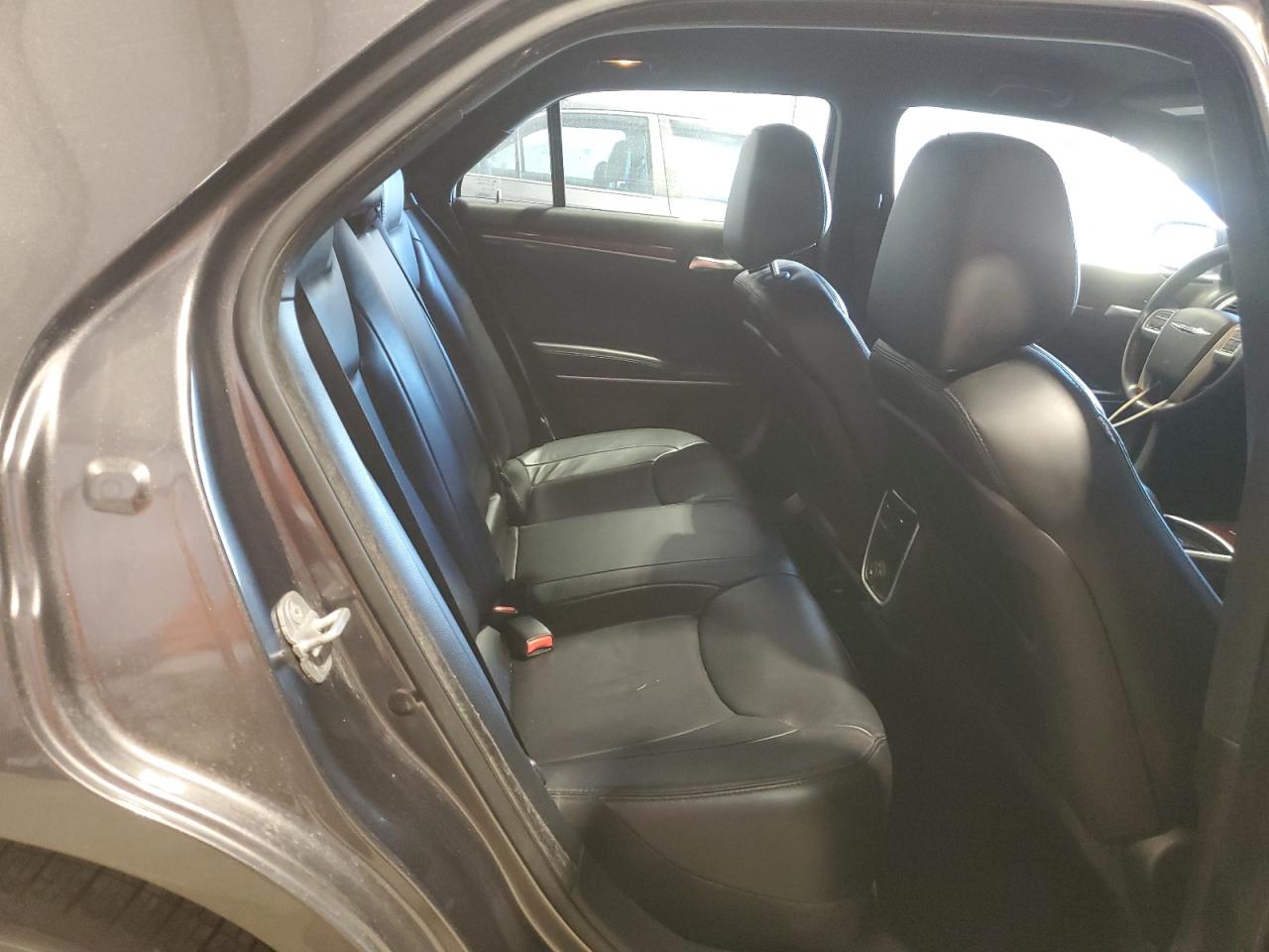 2014 Chrysler 300 - Image 10