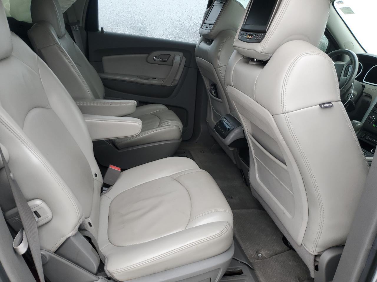 2009 Chevrolet Traverse - Image 11