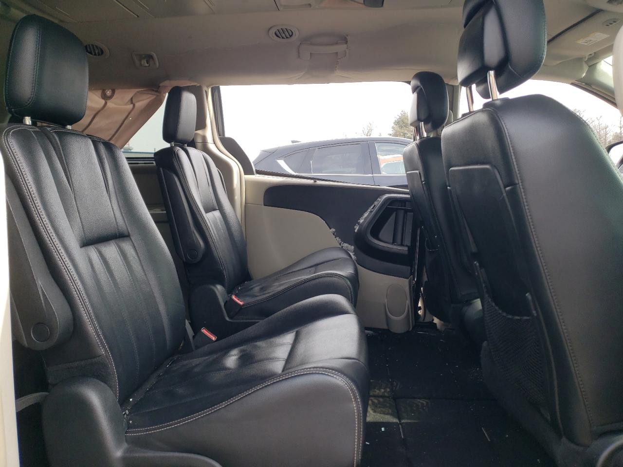 2014 Chrysler Town & Country - Image 12