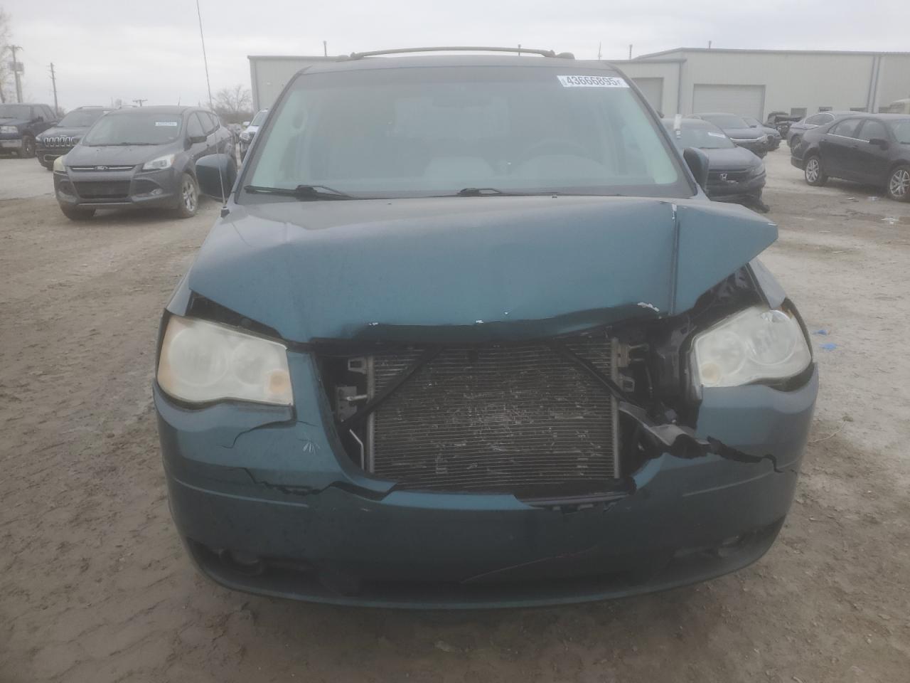 2009 Chrysler Town & Country - Image 5