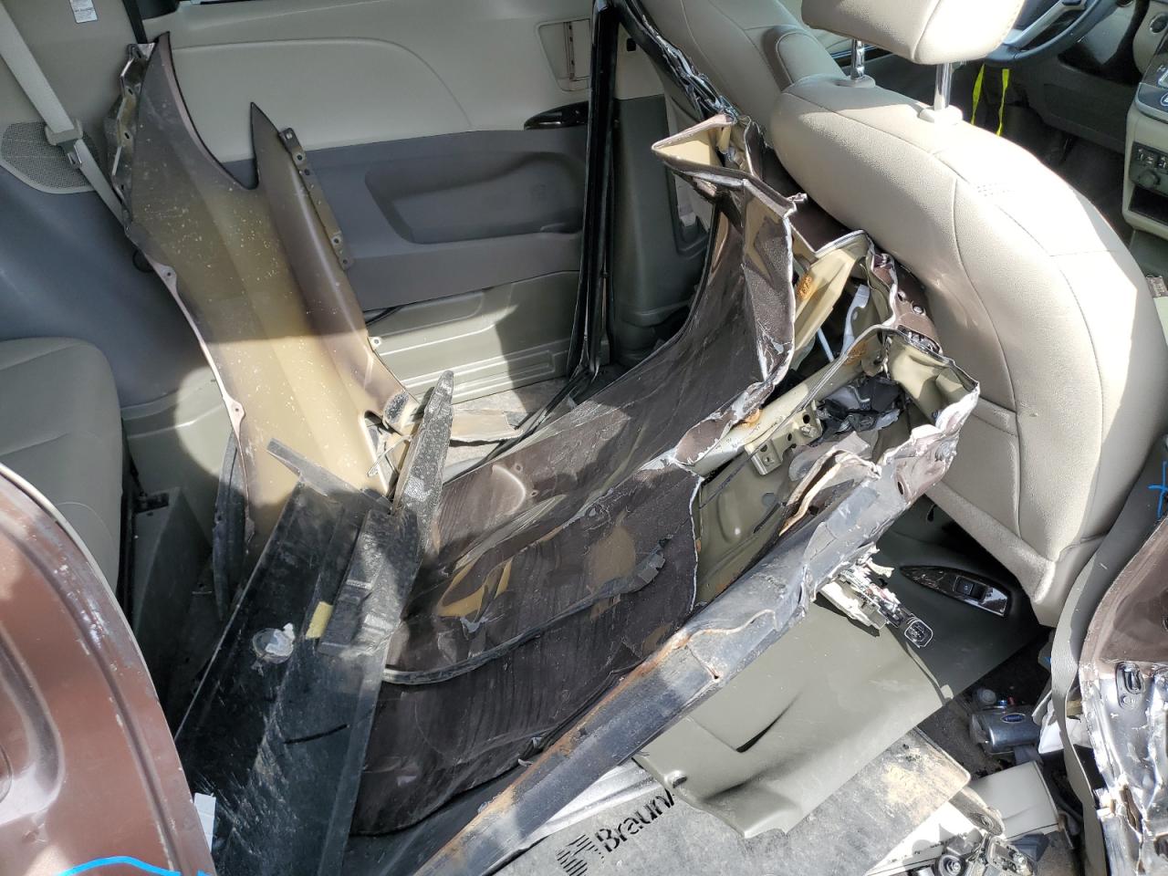 2020 Toyota Sienna - Image 13