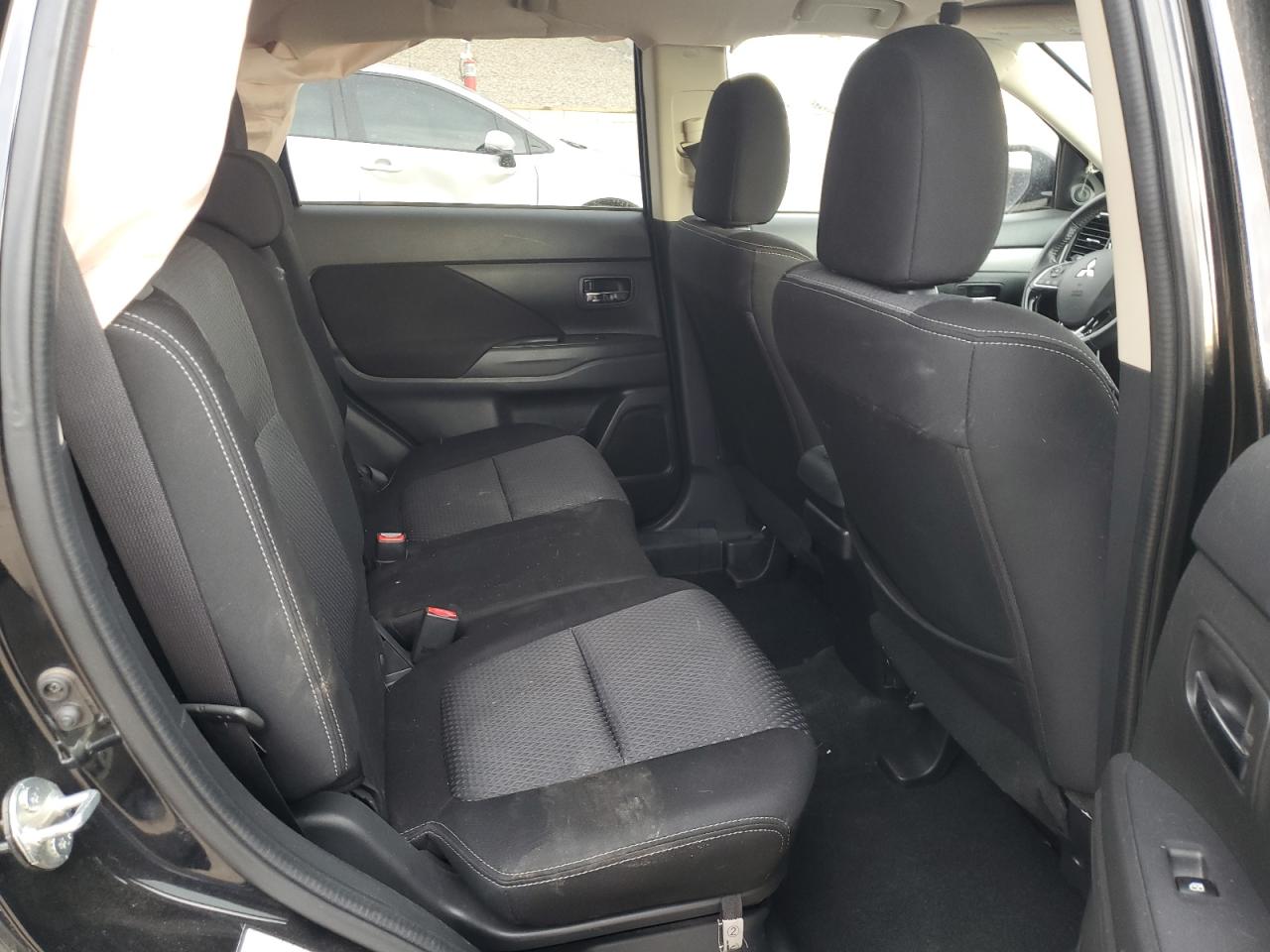 2018 Mitsubishi Outlander - Image 12