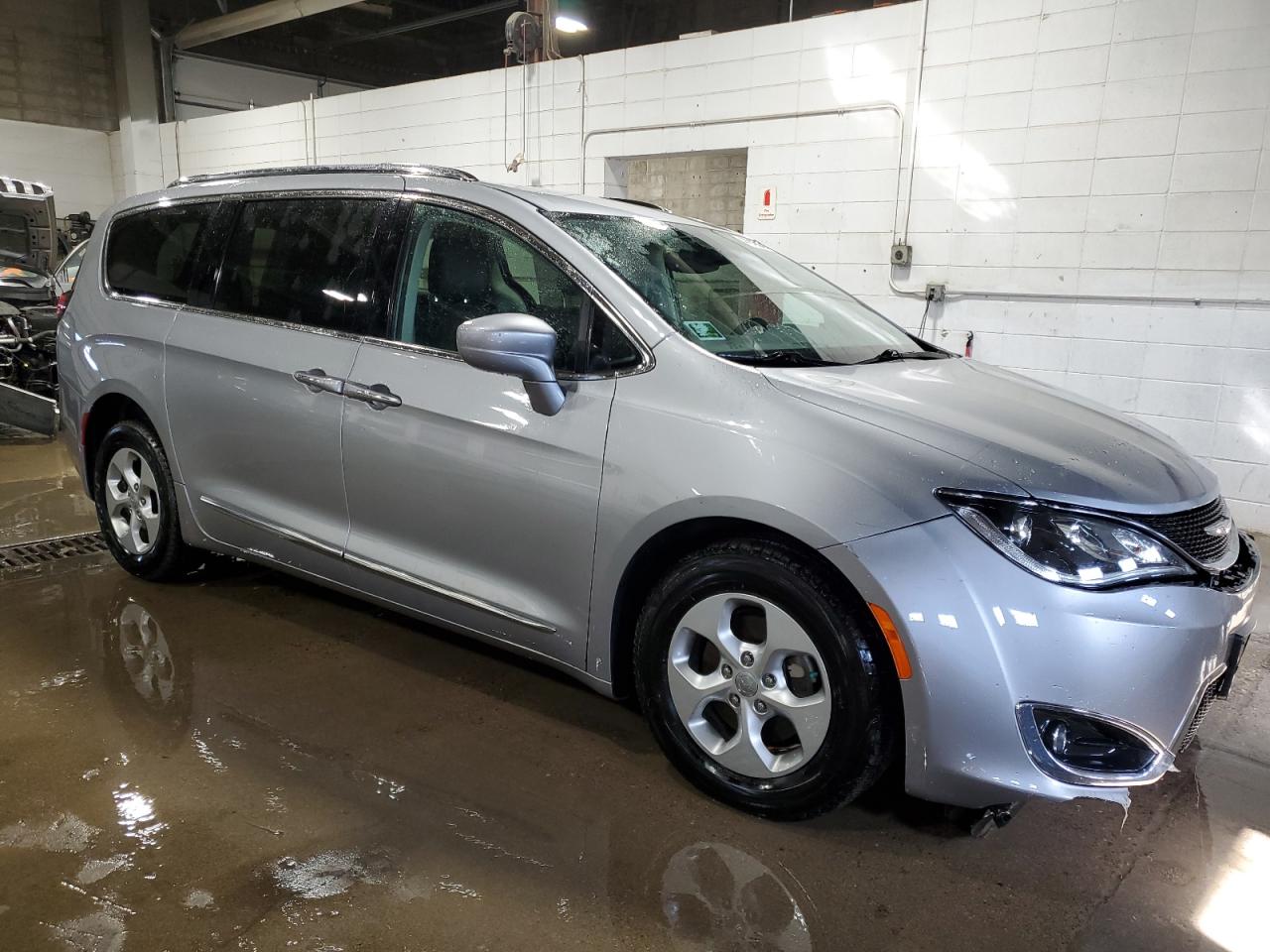 2017 Chrysler Pacifica - Image 4