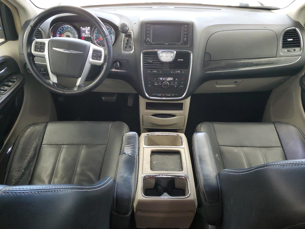 2015 Chrysler Town & Country - Image 8