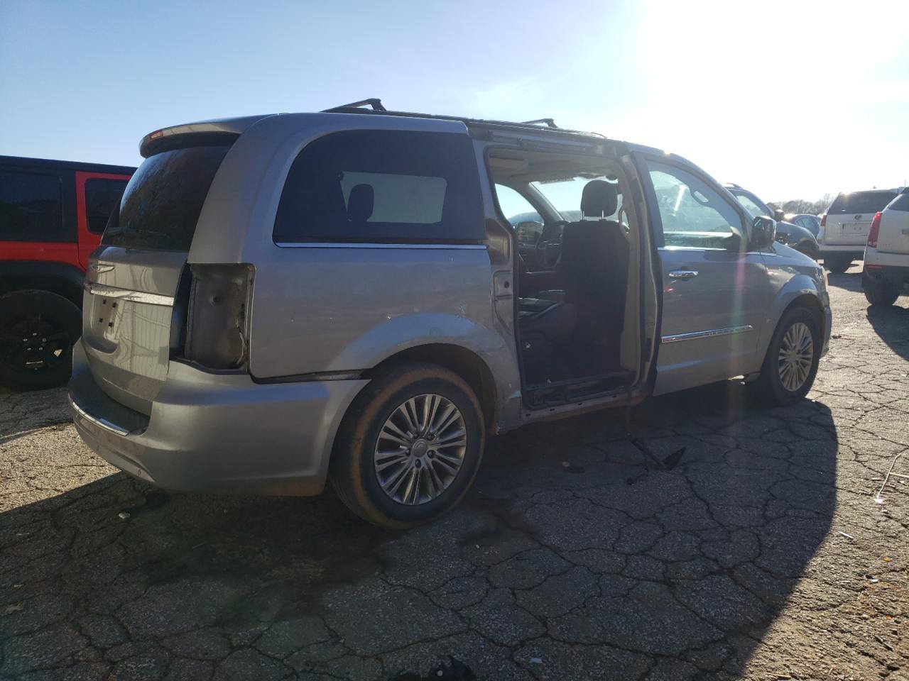 2013 Chrysler Town & Country - Image 3