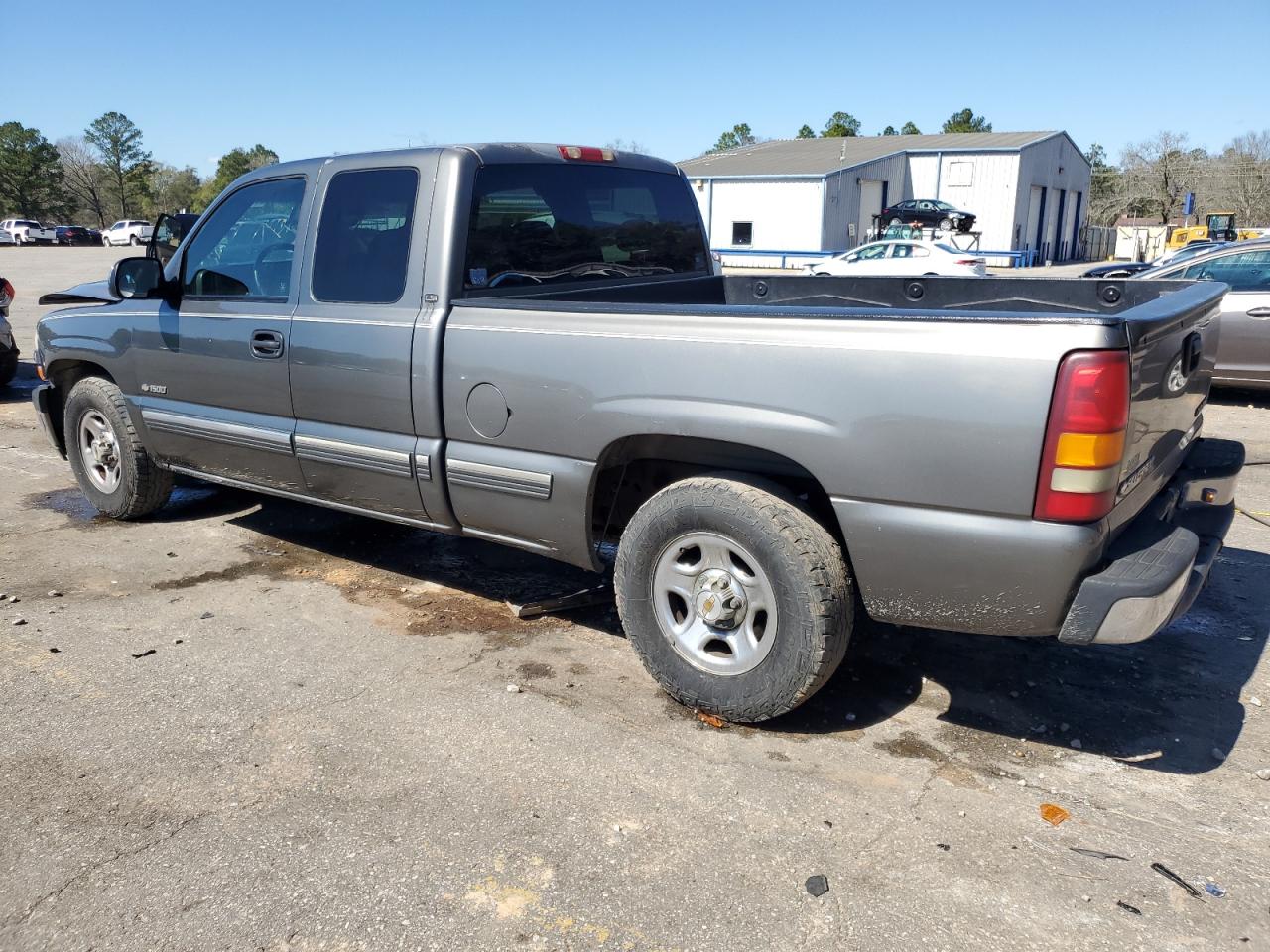 2000 Chevrolet Silverado - Image 2