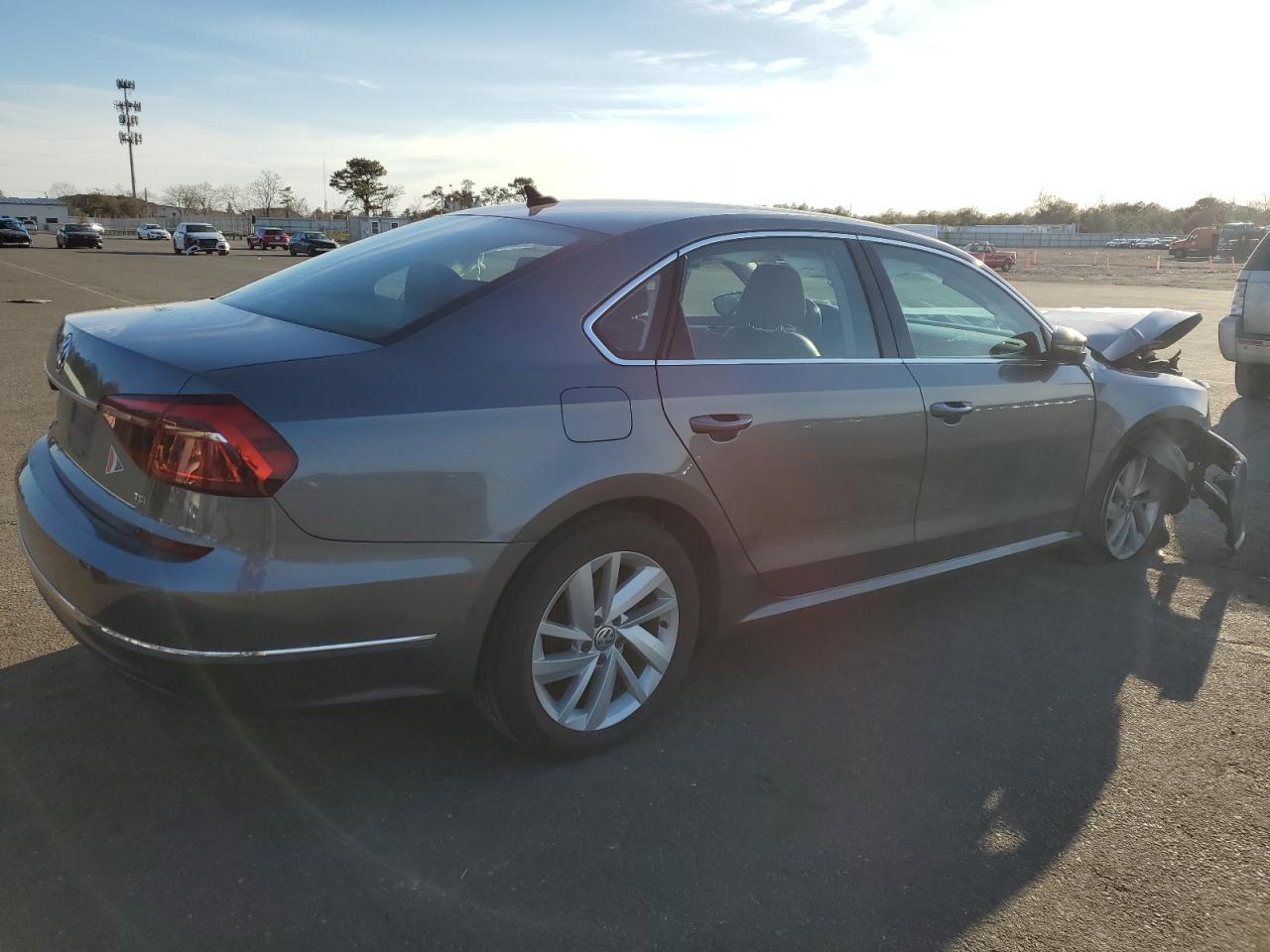 2018 Volkswagen Passat - Image 3
