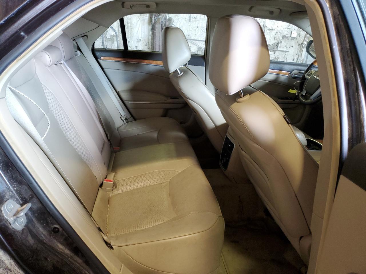 2012 Chrysler 300 - Image 10