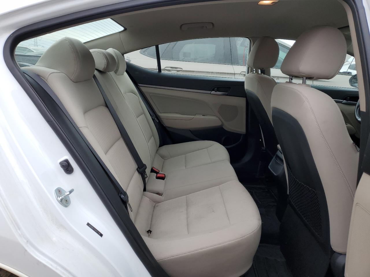 2017 Hyundai Elantra - Image 10