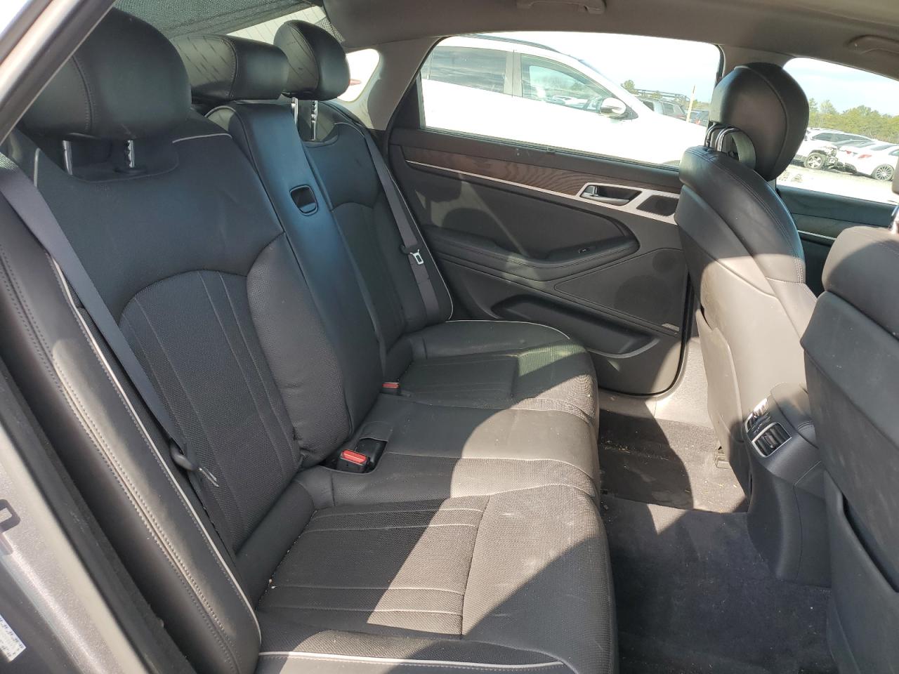 2015 Hyundai Genesis - Image 10