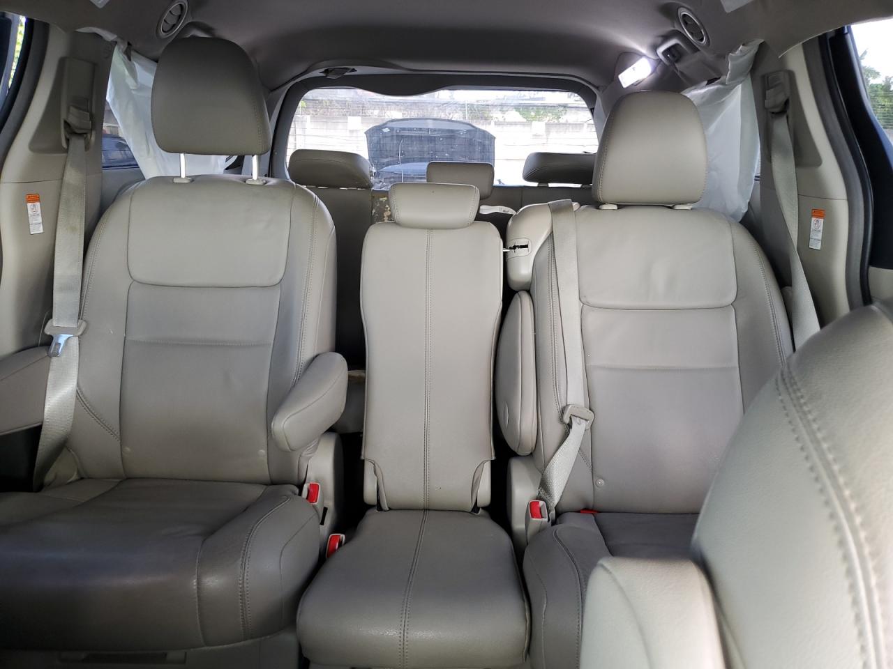 2017 Toyota Sienna - Image 10