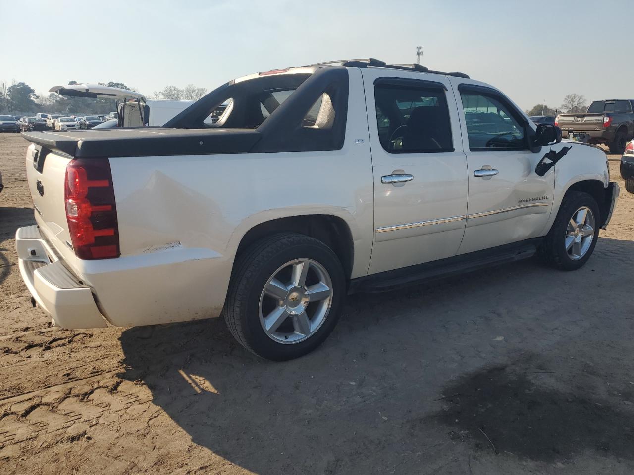2011 Chevrolet Avalanche - Image 3