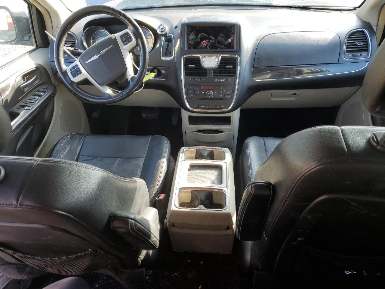 2014 Chrysler Town & Country - Image 8