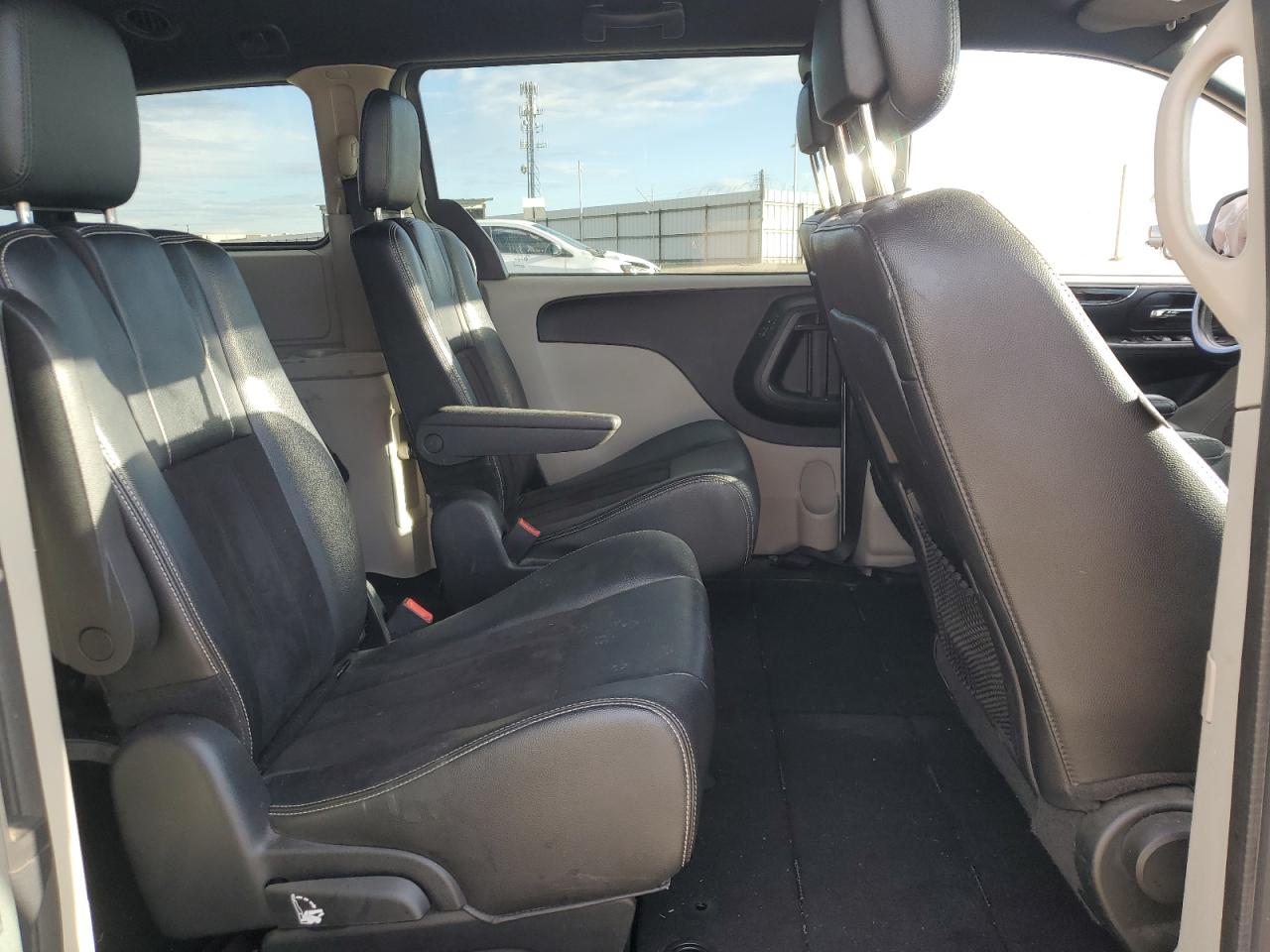 2019 Dodge Caravan - Image 11